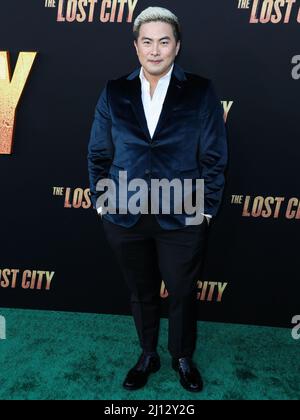 Los Angeles, Usa. 21. März 2022. WESTWOOD, LOS ANGELES, KALIFORNIEN, USA - 21. MÄRZ: Bowen Yang kommt bei der Los Angeles Premiere von Paramount Pictures' 'The Lost City' an, die am 21. März 2022 im Regency Village Theatre in Westwood, Los Angeles, Kalifornien, USA, stattfand. (Foto: Xavier Collin/Image Press Agency/Sipa USA) Quelle: SIPA USA/Alamy Live News Stockfoto