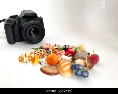 Die Kamera ist bei der Aufnahme kleiner Objekte auf einem weißen, isolierten Hintergrund schwarz Stockfoto