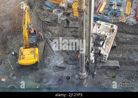 Der Bauprozess eines Wohnkomplexes. Viele Hochhäuser vor dem Hintergrund von Neubauten Stockfoto