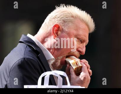 Foto zeigt: Boris Becker am Southwark Crown Court in London, wo er vor einem Insolvenzverfahren steht, begleitet von der glamourösen Freundin Lilian de Ca Stockfoto