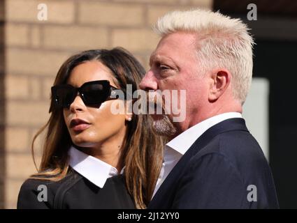 Foto zeigt: Boris Becker am Southwark Crown Court in London, wo er heute vor dem Insolvenzverfahren steht, begleitet von der glamourösen Freundin Lilian Stockfoto