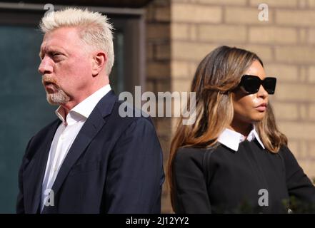 Foto zeigt: Boris Becker am Southwark Crown Court in London, wo er heute vor dem Insolvenzverfahren steht, begleitet von der glamourösen Freundin Lilian Stockfoto