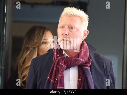 Foto zeigt: Boris Becker am Southwark Crown Court in London, wo er heute vor dem Insolvenzverfahren steht, begleitet von der glamourösen Freundin Lilian Stockfoto