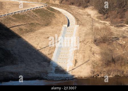 Bau eines Regenwasserentwässerungssystems von der Fahrbahn von Autos Stockfoto