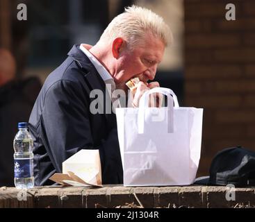 Foto zeigt: Boris Becker am Southwark Crown Court in London heute steht er vor einem Insolvenzverfahren, begleitet von der glamourösen Freundin Lilian d Stockfoto