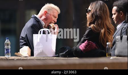 Foto zeigt: Boris Becker am Southwark Crown Court in London heute steht er vor einem Insolvenzverfahren, begleitet von der glamourösen Freundin Lilian d Stockfoto