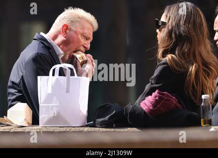 Foto zeigt: Boris Becker am Southwark Crown Court in London heute steht er vor einem Insolvenzverfahren, begleitet von der glamourösen Freundin Lilian d Stockfoto