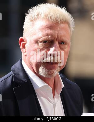 Foto zeigt: Boris Becker am Southwark Crown Court in London, wo er heute vor dem Insolvenzverfahren steht, begleitet von der glamourösen Freundin Lilian Stockfoto