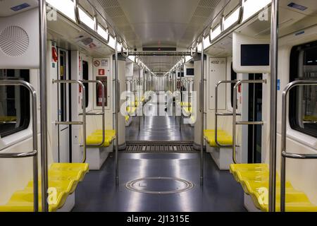 Mailand, Italien. 03. Oktober 2021. Eine U-Bahn-Linie M3 in Mailand sitzt meist spät in der Nacht leer. (Foto: Alexander Pohl/Sipa USA) Quelle: SIPA USA/Alamy Live News Stockfoto