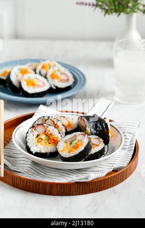 Koreanischer Roll Gimbap (Kimbob oder Kimbap) aus gedämpftem weißem Reis (Bap) und verschiedenen anderen Zutaten, wie Kyuri, Karotte, Wurst, Krabbenstock, Oder Stockfoto