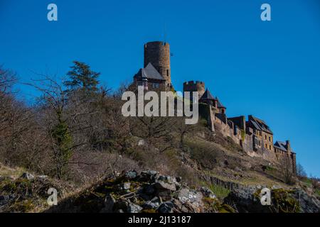 Der Blick auf die Burg Thurant bei Alken an der Mosel Stockfoto