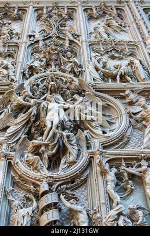 Mailand, Italien. 03. Oktober 2021. Die verschlungene Bronzetür des Duomo di Milano (Foto: Alexander Pohl/Sipa USA) Quelle: SIPA USA/Alamy Live News Stockfoto