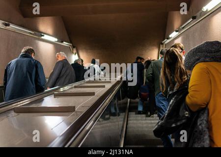 Mailand, Italien. 03. Oktober 2019. Pendler steigen in einer U-Bahnstation in Mailand, Italien, einen steilen Aufzug hinauf. (Foto: Alexander Pohl/Sipa USA) Quelle: SIPA USA/Alamy Live News Stockfoto