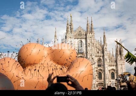 Mailand, Italien. 11. April 2019. Der Sessel up von Gaetano Pesce. Ausgestellt auf der Piazza del Duomo während des Salone di Mobile 2019 in Mailand, Italien. Die Salone di Mobile, besser bekannt als Desihgn Week Milan, ist die größte Messe ihrer Art in der Welt. Es ist die größte Veranstaltung des Jahres in Mailand. Jedes Jahr wird die Stadt von Kunst und Möbeln und Designliebhabern aus aller Welt übernommen. (Foto: Alexander Pohl/Sipa USA) Quelle: SIPA USA/Alamy Live News Stockfoto