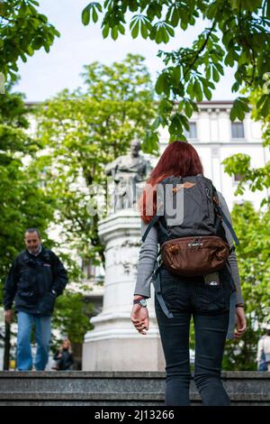 Mailand, Italien. 03. Oktober 2021. Ein Reisender verlässt die Metrostation Moscova in Mailand, Italien. Vor ihr steht das Denkmal für Giovanni Battista Piatti. (Foto: Alexander Pohl/Sipa USA) Quelle: SIPA USA/Alamy Live News Stockfoto