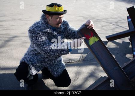 Am 10. März 2022 bauen Freiwillige in einer Fabrik in Obolon, Nordseite von Kiew (Kiew), Öfen zum Heizen von Barrikaden und tschechischen Igeln. Foto von Raphael Lafargue/ABACAPRESS.COM Stockfoto