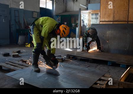 Am 10. März 2022 bauen Freiwillige in einer Fabrik in Obolon, Nordseite von Kiew (Kiew), Öfen zum Heizen von Barrikaden und tschechischen Igeln. Foto von Raphael Lafargue/ABACAPRESS.COM Stockfoto