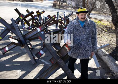 Am 10. März 2022 bauen Freiwillige in einer Fabrik in Obolon, Nordseite von Kiew (Kiew), Öfen zum Heizen von Barrikaden und tschechischen Igeln. Foto von Raphael Lafargue/ABACAPRESS.COM Stockfoto