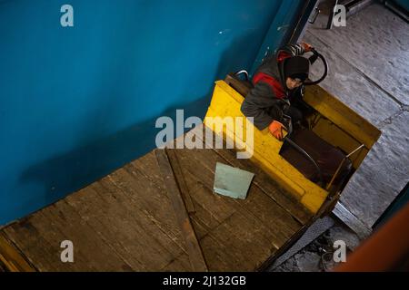 Am 10. März 2022 bauen Freiwillige in einer Fabrik in Obolon, Nordseite von Kiew (Kiew), Öfen zum Heizen von Barrikaden und tschechischen Igeln. Foto von Raphael Lafargue/ABACAPRESS.COM Stockfoto