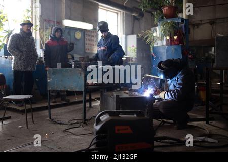 Am 10. März 2022 bauen Freiwillige in einer Fabrik in Obolon, Nordseite von Kiew (Kiew), Öfen zum Heizen von Barrikaden und tschechischen Igeln. Foto von Raphael Lafargue/ABACAPRESS.COM Stockfoto