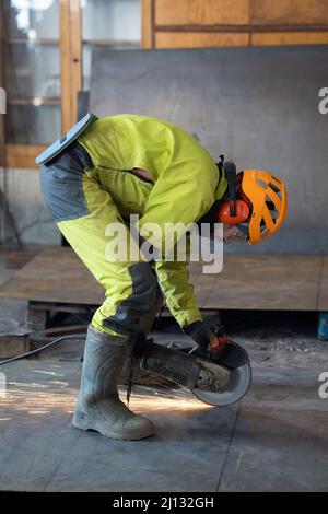 Am 10. März 2022 bauen Freiwillige in einer Fabrik in Obolon, Nordseite von Kiew (Kiew), Öfen zum Heizen von Barrikaden und tschechischen Igeln. Foto von Raphael Lafargue/ABACAPRESS.COM Stockfoto