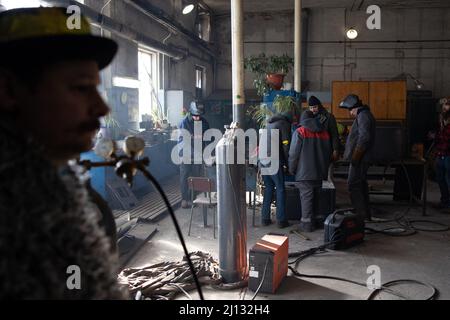 Am 10. März 2022 bauen Freiwillige in einer Fabrik in Obolon, Nordseite von Kiew (Kiew), Öfen zum Heizen von Barrikaden und tschechischen Igeln. Foto von Raphael Lafargue/ABACAPRESS.COM Stockfoto