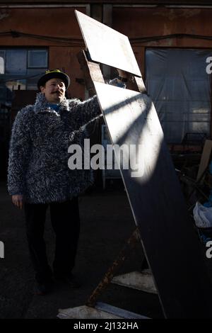 Am 10. März 2022 bauen Freiwillige in einer Fabrik in Obolon, Nordseite von Kiew (Kiew), Öfen zum Heizen von Barrikaden und tschechischen Igeln. Foto von Raphael Lafargue/ABACAPRESS.COM Stockfoto