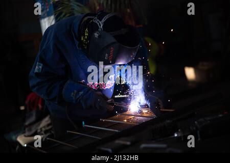 Am 10. März 2022 bauen Freiwillige in einer Fabrik in Obolon, Nordseite von Kiew (Kiew), Öfen zum Heizen von Barrikaden und tschechischen Igeln. Foto von Raphael Lafargue/ABACAPRESS.COM Stockfoto