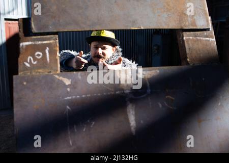 Am 10. März 2022 bauen Freiwillige in einer Fabrik in Obolon, Nordseite von Kiew (Kiew), Öfen zum Heizen von Barrikaden und tschechischen Igeln. Foto von Raphael Lafargue/ABACAPRESS.COM Stockfoto
