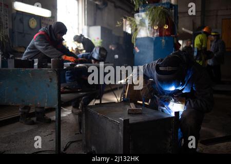 Am 10. März 2022 bauen Freiwillige in einer Fabrik in Obolon, Nordseite von Kiew (Kiew), Öfen zum Heizen von Barrikaden und tschechischen Igeln. Foto von Raphael Lafargue/ABACAPRESS.COM Stockfoto