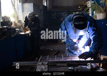 Am 10. März 2022 bauen Freiwillige in einer Fabrik in Obolon, Nordseite von Kiew (Kiew), Öfen zum Heizen von Barrikaden und tschechischen Igeln. Foto von Raphael Lafargue/ABACAPRESS.COM Stockfoto
