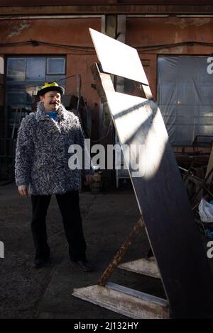 Am 10. März 2022 bauen Freiwillige in einer Fabrik in Obolon, Nordseite von Kiew (Kiew), Öfen zum Heizen von Barrikaden und tschechischen Igeln. Foto von Raphael Lafargue/ABACAPRESS.COM Stockfoto