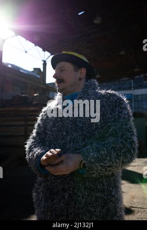 Am 10. März 2022 bauen Freiwillige in einer Fabrik in Obolon, Nordseite von Kiew (Kiew), Öfen zum Heizen von Barrikaden und tschechischen Igeln. Foto von Raphael Lafargue/ABACAPRESS.COM Stockfoto