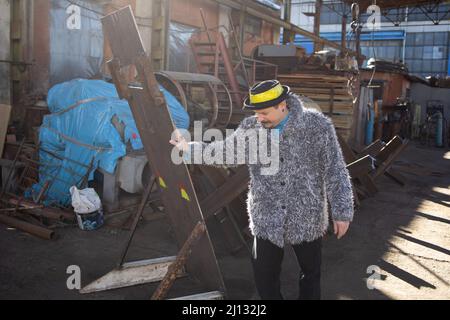 Am 10. März 2022 bauen Freiwillige in einer Fabrik in Obolon, Nordseite von Kiew (Kiew), Öfen zum Heizen von Barrikaden und tschechischen Igeln. Foto von Raphael Lafargue/ABACAPRESS.COM Stockfoto