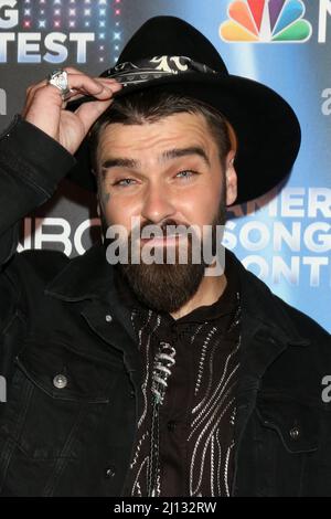 LOS ANGELES - MAR 21: Hueston bei der American Song Contest Live Show Red Carpet im Universal Back Lot am 21. März 2022 in Los Angeles, CA Stockfoto