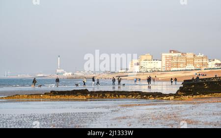 Brighton UK 22. March 2022 - Spaziergänger genießen einen schönen sonnigen Morgen und die extra Ebbe in Brighton, da das warme, sonnige Wetter in ganz Großbritannien anhalten wird und die Temperaturen die hohen Teenager im Südosten erreichen werden: Credit Simon Dack / Alamy Live News Stockfoto