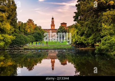 Parco Sempione (Simplon Park) mit Castello Sforzesco (Castello Sforzesco) im Hintergrund, Mailand, Lombardei, Italien Stockfoto