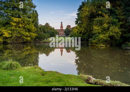 Parco Sempione (Simplon Park) mit Castello Sforzesco (Castello Sforzesco) im Hintergrund, Mailand, Lombardei, Italien Stockfoto