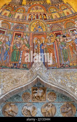 Mosaik der Übersetzung des Körpers des heiligen Markus an der Fassade von San Alipio der Basilika des heiligen Markus, Venedig, Venetien, Italien Stockfoto