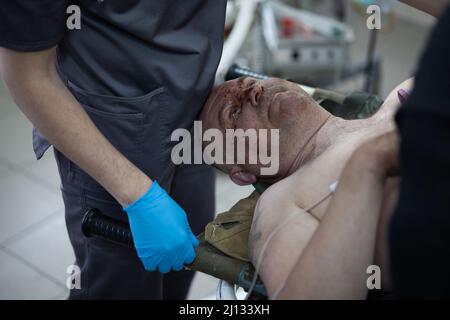 Ukrainischer Soldat, der während der Schlacht von Hostomel verwundet wurde, trifft am 12. März 2022 im Notfallbereich eines öffentlichen Krankenhauses in Kiew (Kiew) ein. Während der russischen Invasion der Ukraine. Foto von Raphael Lafargue/ABACAPRESS.COM Stockfoto