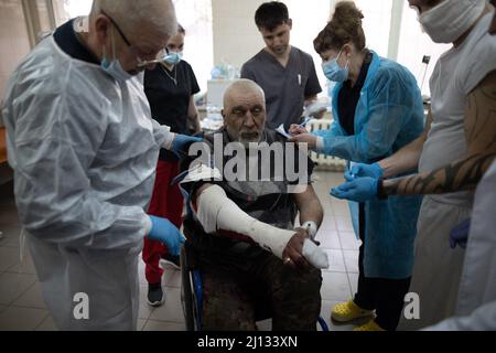 Ukrainischer Soldat, der während der Schlacht von Hostomel verwundet wurde, trifft am 12. März 2022 im Notfallbereich eines öffentlichen Krankenhauses in Kiew (Kiew) ein. Während der russischen Invasion der Ukraine. Foto von Raphael Lafargue/ABACAPRESS.COM Stockfoto