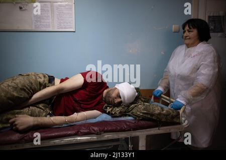 Ukrainischer Soldat, der während der Schlacht von Hostomel verwundet wurde, trifft am 12. März 2022 im Notfallbereich eines öffentlichen Krankenhauses in Kiew (Kiew) ein. Während der russischen Invasion der Ukraine. Foto von Raphael Lafargue/ABACAPRESS.COM Stockfoto