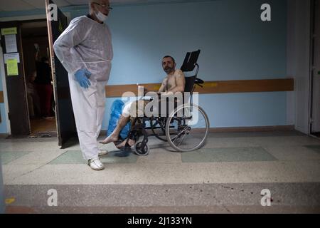 Ukrainischer Soldat, der während der Schlacht von Hostomel verwundet wurde, trifft am 12. März 2022 im Notfallbereich eines öffentlichen Krankenhauses in Kiew (Kiew) ein. Während der russischen Invasion der Ukraine. Foto von Raphael Lafargue/ABACAPRESS.COM Stockfoto