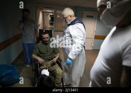 Ukrainischer Soldat, der während der Schlacht von Hostomel verwundet wurde, trifft am 12. März 2022 im Notfallbereich eines öffentlichen Krankenhauses in Kiew (Kiew) ein. Während der russischen Invasion der Ukraine. Foto von Raphael Lafargue/ABACAPRESS.COM Stockfoto