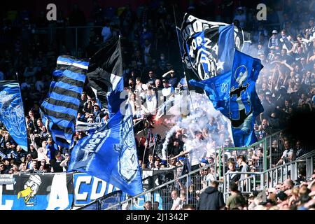 2. Bundesliga, Merkur-Spiel-Arena Düsseldorf: Fortuna Düsseldorf gegen Hamburger SV; Hamburger Fans feiern auf ihrem Stand. Stockfoto