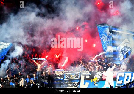 2. Bundesliga, Merkur-Spiel-Arena Düsseldorf: Fortuna Düsseldorf gegen Hamburger SV; Fortuna-Fans feiern auf ihrem Stand. Stockfoto