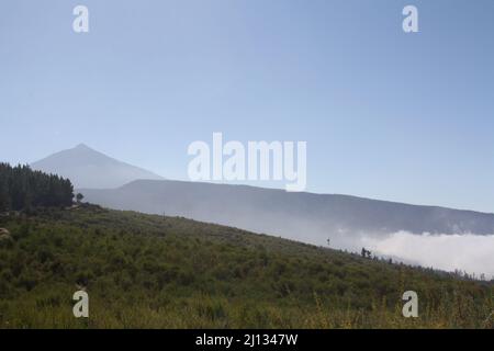 Dunst und Nebel in den Teno-Bergen der kanarischen Insel Teneriffa mit Blick auf den Pico del Teide Stockfoto