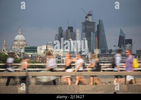 Concept, Stadtbild London mit Fußgänger in Bewegung im Vordergrund Stockfoto