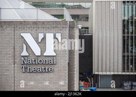 London, Großbritannien - 19. Juli 2021 - die Beschilderung und die brutalistische Architektur des Nationaltheaters in der South Bank Gegend Stockfoto