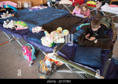 Bad Kreuznach, Deutschland. 21. März 2022. Flüchtlingskinder aus der Ukraine liegen auf ihren Kinderbetten in der Notunterkunft und vergehen die Zeit. (To dpa-Korr 'Horrormomente sind auch in Bad Kreuznach allgegenwärtig') Quelle: Boris Roessler/dpa/Alamy Live News Stockfoto